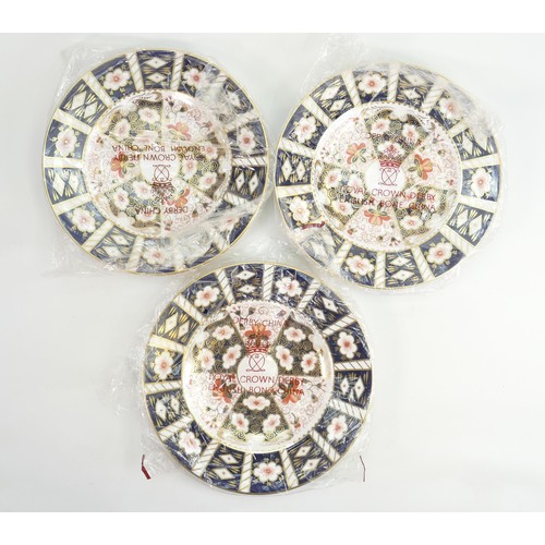 614 - 6 x Royal Crown Derby Traditional Imari 2451 pattern dinner plates:  Measuring 27cm wide. All in exc... 