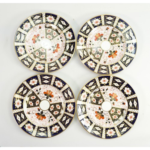 616 - 8 x Royal Crown Derby traditional Imari 2451 pattern mid size plates:  Measuring 21.5cm wide.  All i... 