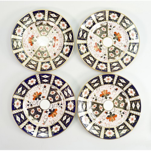 617 - 8 x Royal Crown Derby Traditional Imari 2451 pattern mid size plates:  Measuring 21.5cm wide.  All i... 