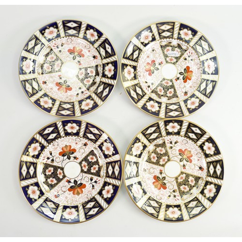 617 - 8 x Royal Crown Derby Traditional Imari 2451 pattern mid size plates:  Measuring 21.5cm wide.  All i... 