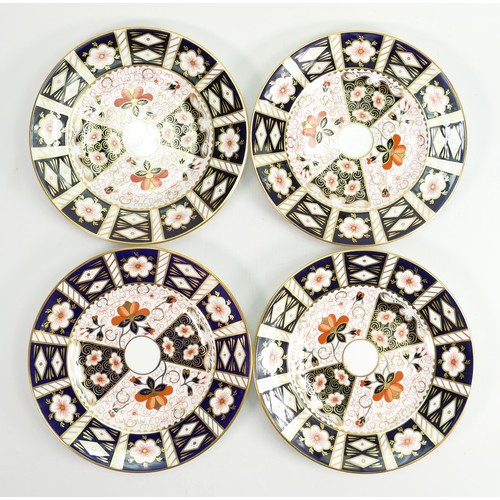 618 - 8 x Royal Crown Derby traditional Imari 2451 pattern mid size plates:  Measuring 21.5cm wide.  All i... 