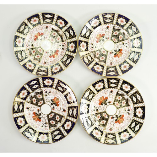 618 - 8 x Royal Crown Derby traditional Imari 2451 pattern mid size plates:  Measuring 21.5cm wide.  All i... 