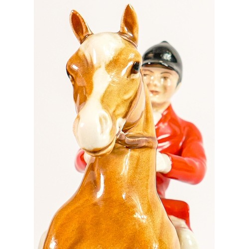 164 - Beswick rare Huntsman on rearing Palomino horse 868: h.24cm.