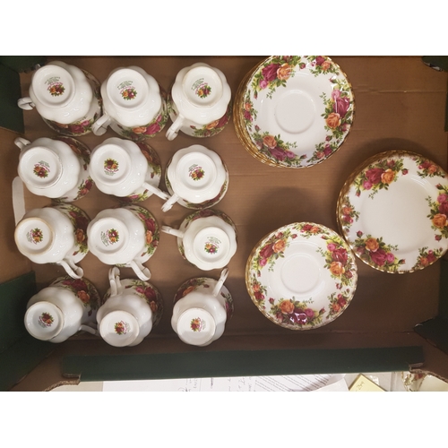 141 - Royal Albert Old Country Roses pattern tea duo's x 12 (12 cups, 12 saucers) plus 5 side plates.