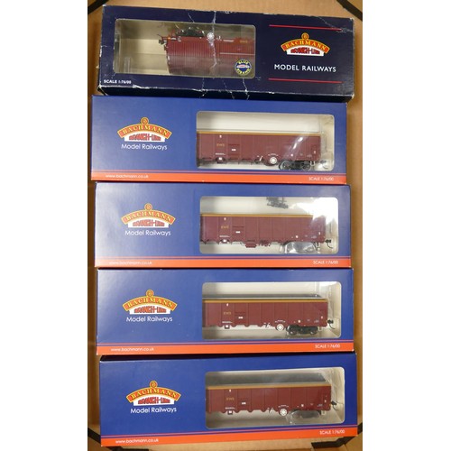 1299 - Bachmann OO Gauge Boxed Carriages including 38-241 x 4 & 37-627(5)