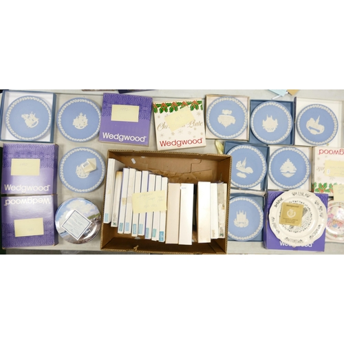 1024 - A large collection of Wedgwood Royal Doulton & similar Christmas Collectors & similar wall plates in... 