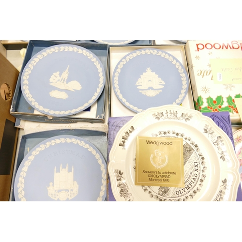 1024 - A large collection of Wedgwood Royal Doulton & similar Christmas Collectors & similar wall plates in... 