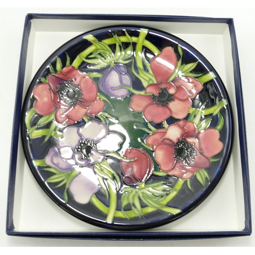 375 - Boxed Moorcroft Anemone Tribute Patterned Plate, diameter 26cm