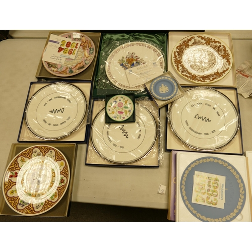 1250 - A collection of boxed Wedgwood, Paragon Minton & similar plates