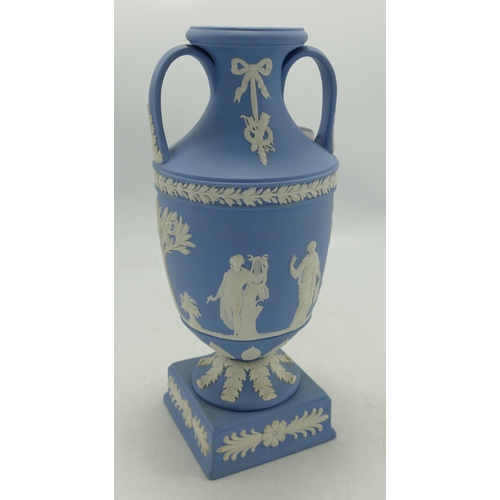 435 - Wedgwood jasperware twin handled urn. Height 22cm. 1 handled has been reglued