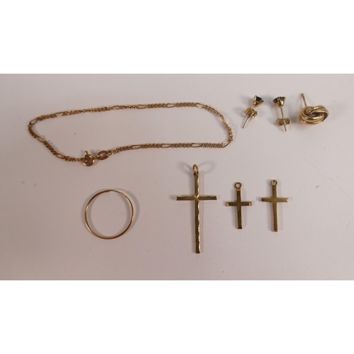 660 - Assorted gold jewellery including varios crosses, odd earrings etc., weight 4.1g