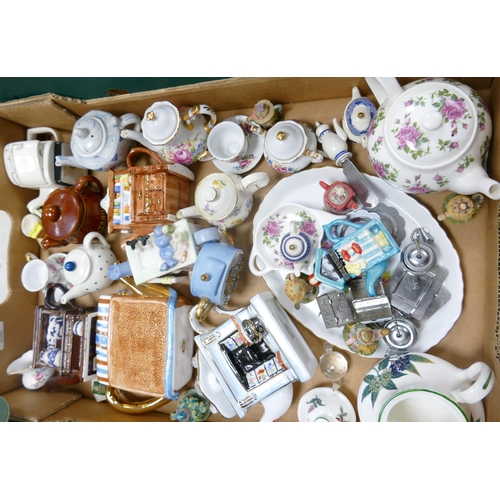 1016 - Tray collection of novelty tea pots with lids, various makes or unbranded.  One of several lots of s... 