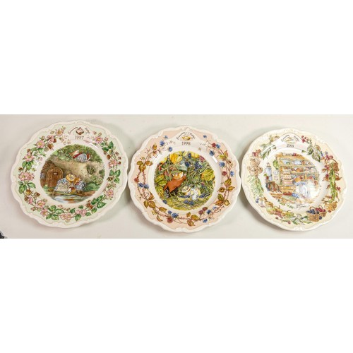 105 - A collection of Royal Doulton Brambly Hedge collectors Year plates to include 1996, 1999, 2000, 2005... 