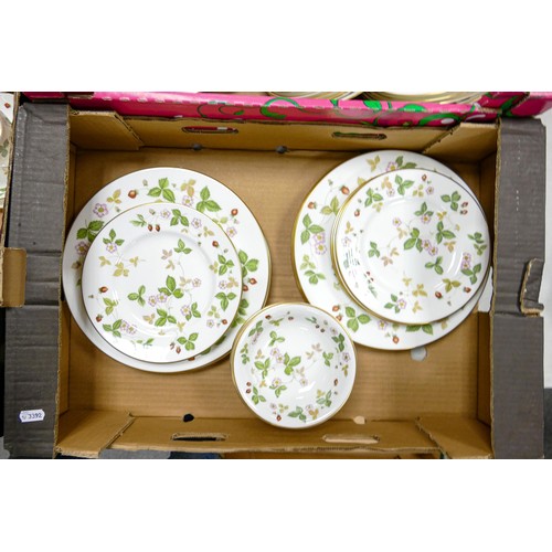 917 - Wedgwood large collection of Wild Strawberry tea and dinner ware, including trios, various plates an... 