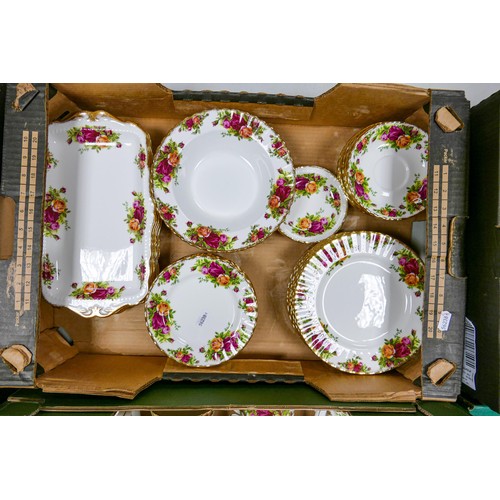 922 - An extensive collection of Royal Albert Old Country Roses tea, coffee and dinner ware, comprising va... 