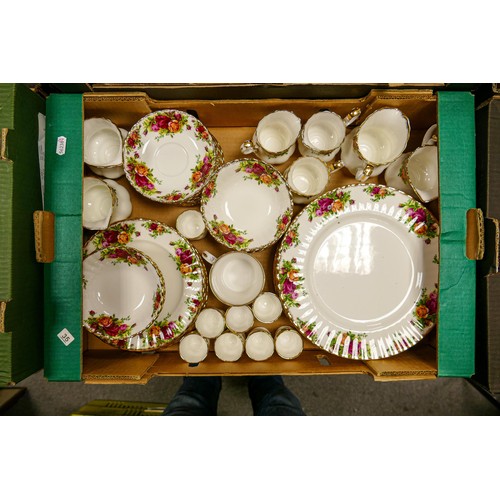 922 - An extensive collection of Royal Albert Old Country Roses tea, coffee and dinner ware, comprising va... 