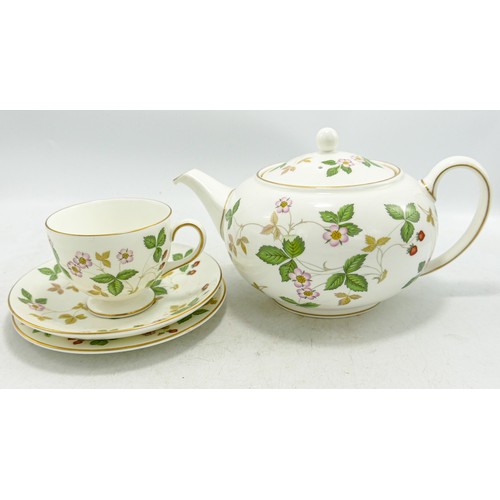 926 - A large collection of Wedgwood Wild Strawberry patterned tea & dinner ware including teapot, coffee ... 