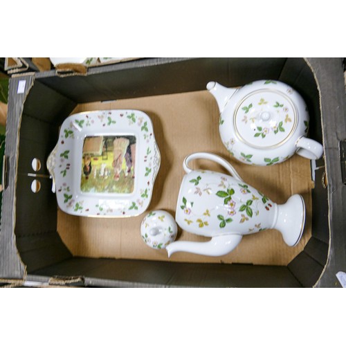 926 - A large collection of Wedgwood Wild Strawberry patterned tea & dinner ware including teapot, coffee ... 