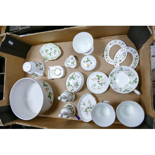 926 - A large collection of Wedgwood Wild Strawberry patterned tea & dinner ware including teapot, coffee ... 