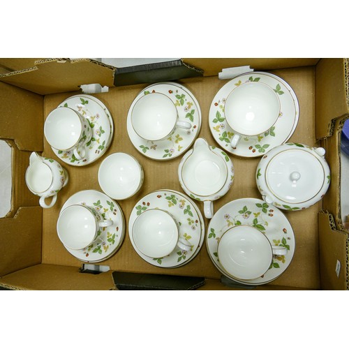 926 - A large collection of Wedgwood Wild Strawberry patterned tea & dinner ware including teapot, coffee ... 