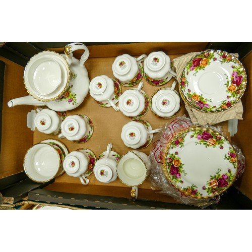 927 - A large collection of Royal Albert Old Country Roses & Poinsettia patterned tea & dinner ware includ... 