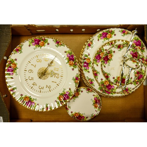 928 - A large collection of Royal Albert Old Country Roses tea, coffee and dinner ware - comprising tea an... 