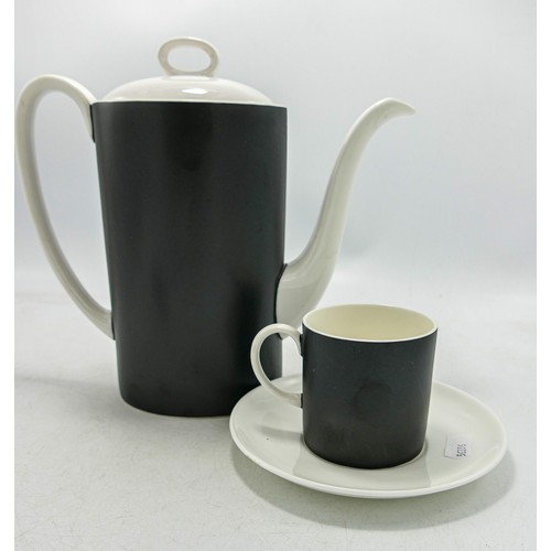 932 - Susie Cooper Contrast dinnerware C2068, to include - 5 cups and saucers, coffee pot, cream jug and s... 