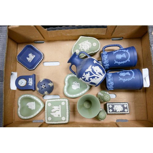 1060 - A collection of multicoloured Wedgwood including - sage green lidded boxes, pin trays, blue on blue ... 