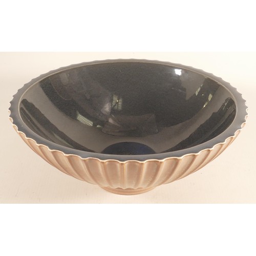 1099 - Wedgwood Norman Wilson large ribbed Modernist bowl with tan & hare's fur glaze, dark blue interior, ... 