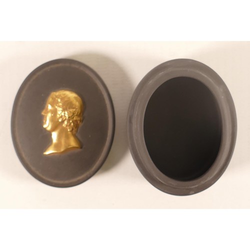 1122 - Wedgwood black & gilt decorated pill box with raised relief Josiah Wedgwood Death Mask, length 5cm.