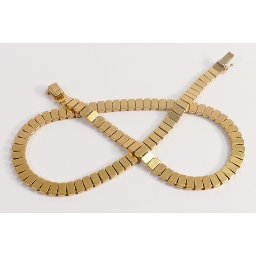 1927 - 18ct hallmarked gold heavy necklet / choker chain measuring 44.5cm long.  Gross weight 40.7g.