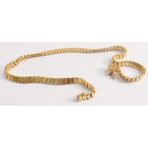 1927 - 18ct hallmarked gold heavy necklet / choker chain measuring 44.5cm long.  Gross weight 40.7g.