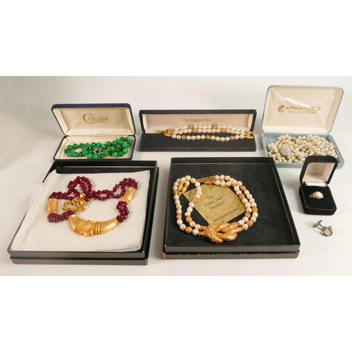 1930 - A good collection of assorted jewellery including 2 very large Franklin Mint copies of ancient jewel... 