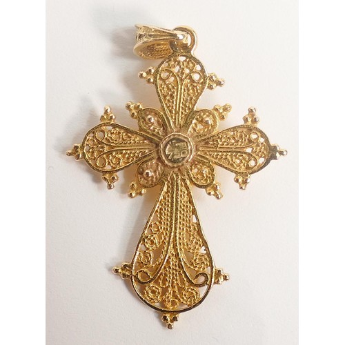 1958 - 18ct gold intricate decorated cross, 3.5g.