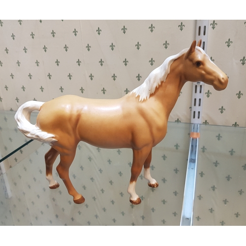 589 - Beswick Palomino Swish Tail horse, matt finish.