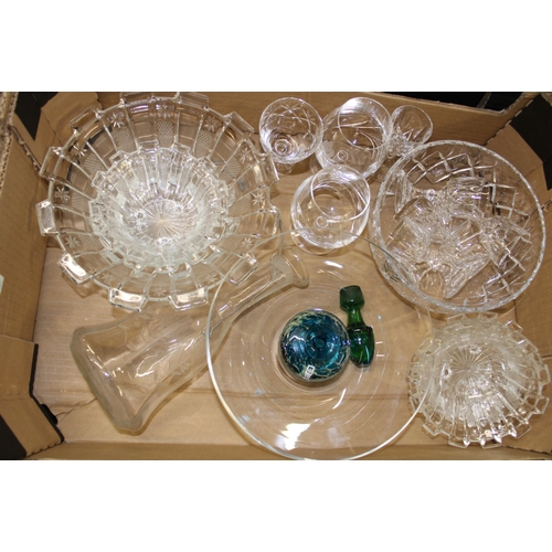 58 - A mixed collection of glass to include Mdina glass pot, etched glass decanter, pressed glass sundae ... 