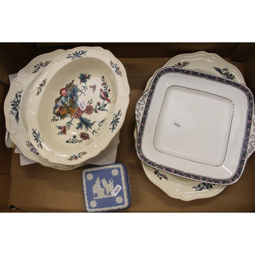 123 - A collection of Wedgwood to include Williamsburg potpourri patterned plates, platter and veg dish to... 