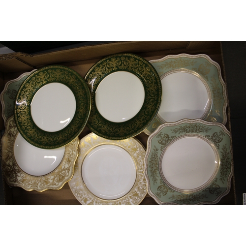 124 - Eight Wedgwood cabinet plates to include Florentine, Harlech, Colombia etc