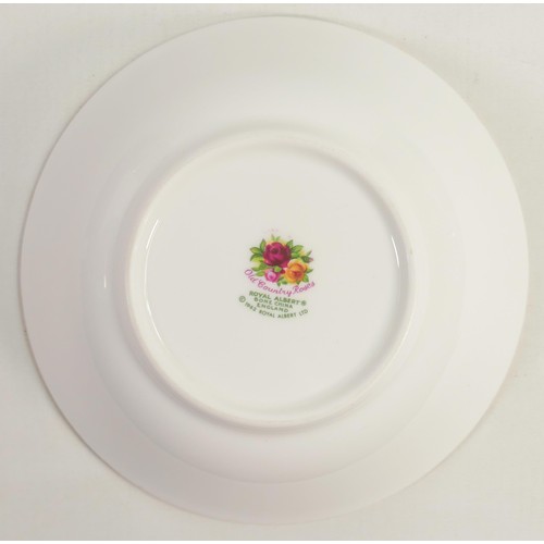 925 - Royal Albert Old Country Roses pattern tea & dinner ware including - tea set, open vegetable dishes,... 