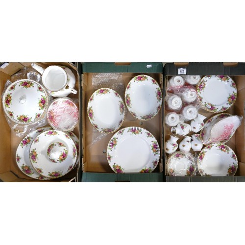 925 - Royal Albert Old Country Roses pattern tea & dinner ware including - tea set, open vegetable dishes,... 