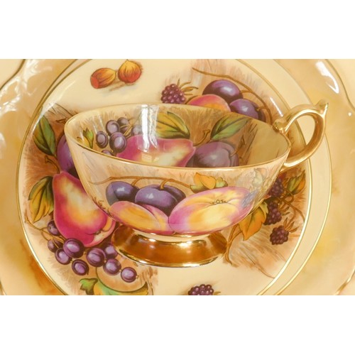 934 - Aynsley Orchard Gold gilded tea set - 6 cups, 6 saucers, tea pot, sugar and milk, plate and large fr... 