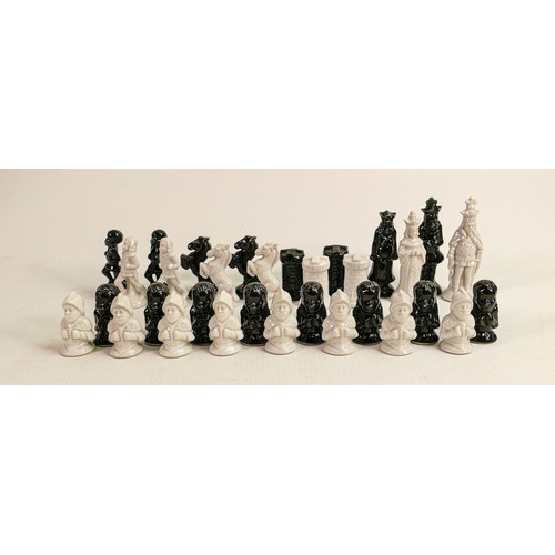 1555 - Black & white ceramic chess set with Aztec theme, 32 pieces, height of King 8.5cm.