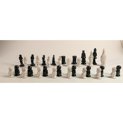 1555 - Black & white ceramic chess set with Aztec theme, 32 pieces, height of King 8.5cm.