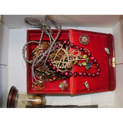 470 - A collection of vintage costume jewellery including necklaces, beads, brooches etc.