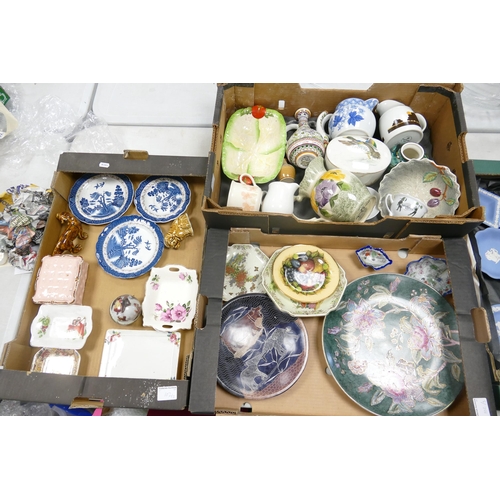 568 - A mixed collection of items to include decorative wall plates, hand painted jugs, Royal Doulton item... 