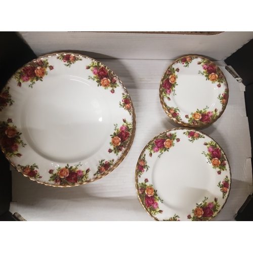 109 - Royal Albert Old Country Roses items to include 6 Side Plates, 6 Salad Plates & 6 Dinner Plates