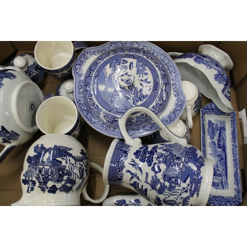 536 - A mixed collection of tea, dinner and serving in the 'Willow' pattern Mostly 'Churchill' (2 trays)