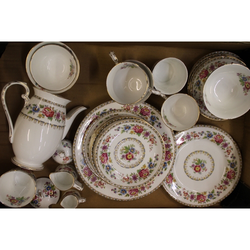 539 - Royal Grafton Malvern Pattern tea and dinner ware items to include Cups and saucers, side plates, te... 