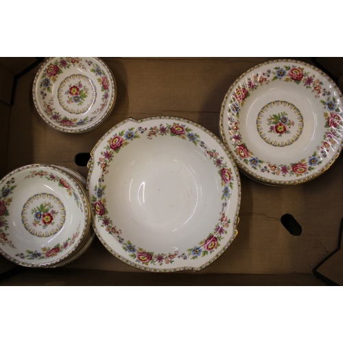 540 - Royal Grafton Malvern Pattern dinner ware items to include Rimmed Soup Bowls, cereal bowls etc ( 1 t... 