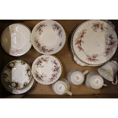 541 - Royal Albert Lavender Rose dinner ware items to include 5 Dessert bowls, 6 saucers, 5 dinner plates ... 